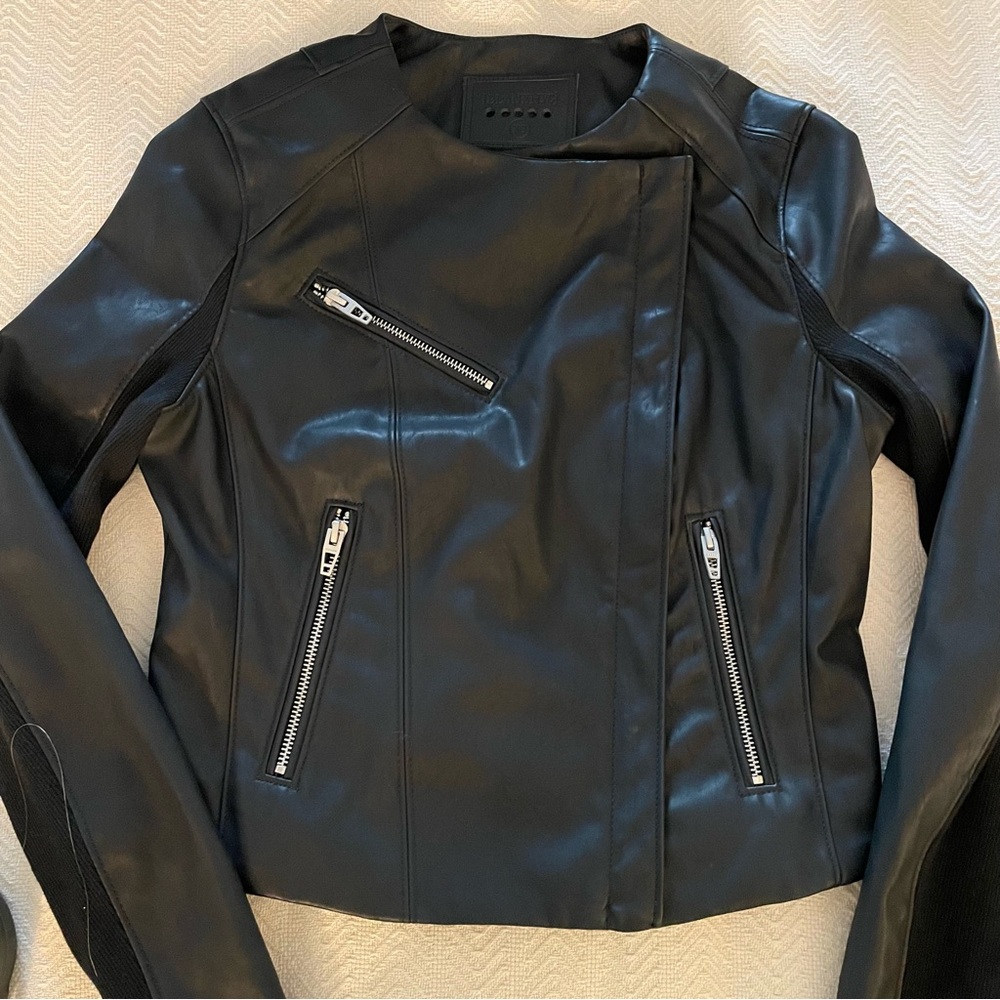 Sleek & Stunning Blank NYC Dark Faux Leather Cropped Moto Jacket Size: XS NWOT - Picture 13 of 14
